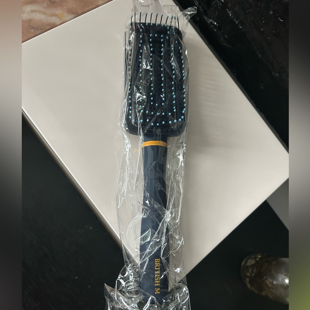 British M Flex Gentle Brush 🪮
